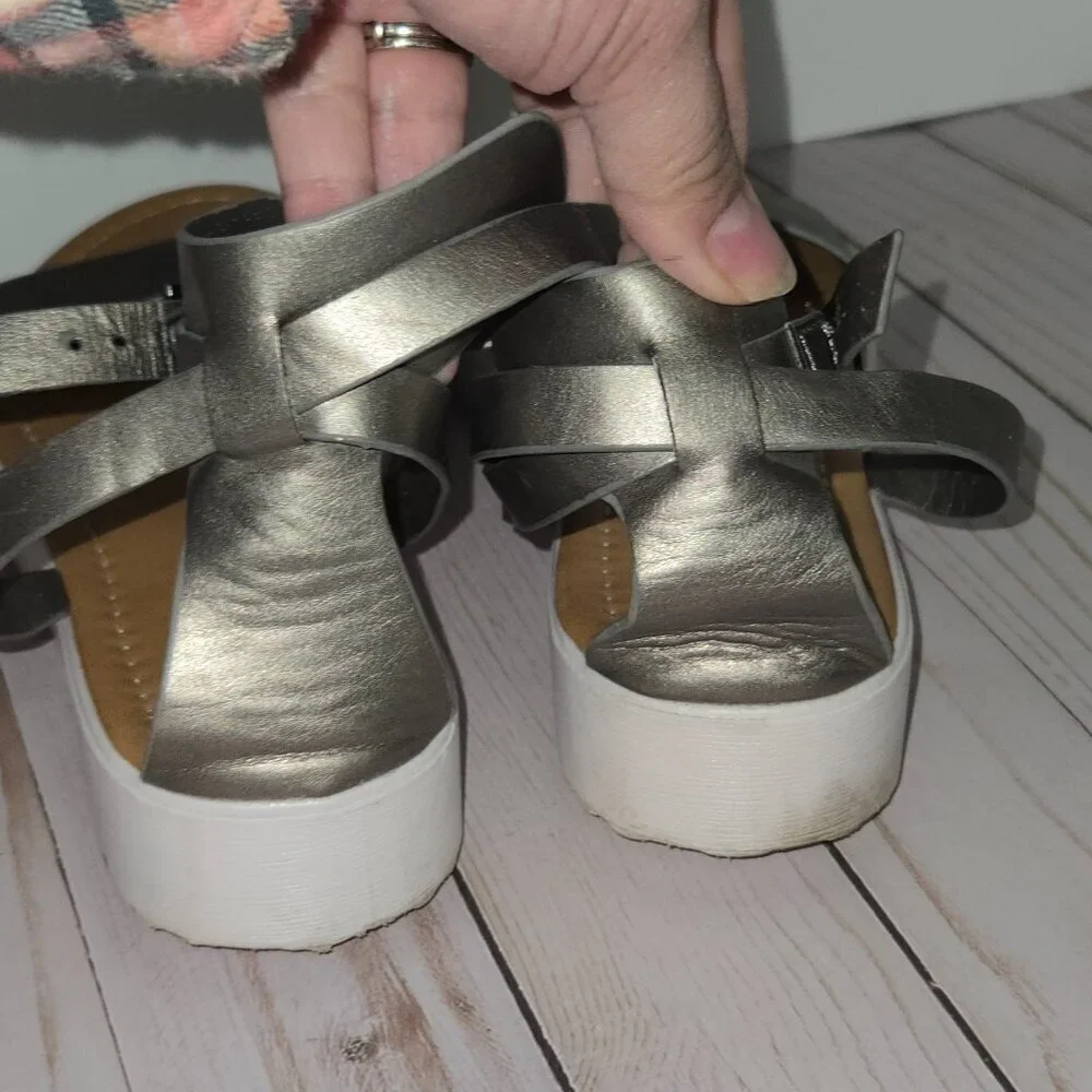 Pierre Dumas Women’s Gray Metallic Platform Sandals Ankle Strap Size 9